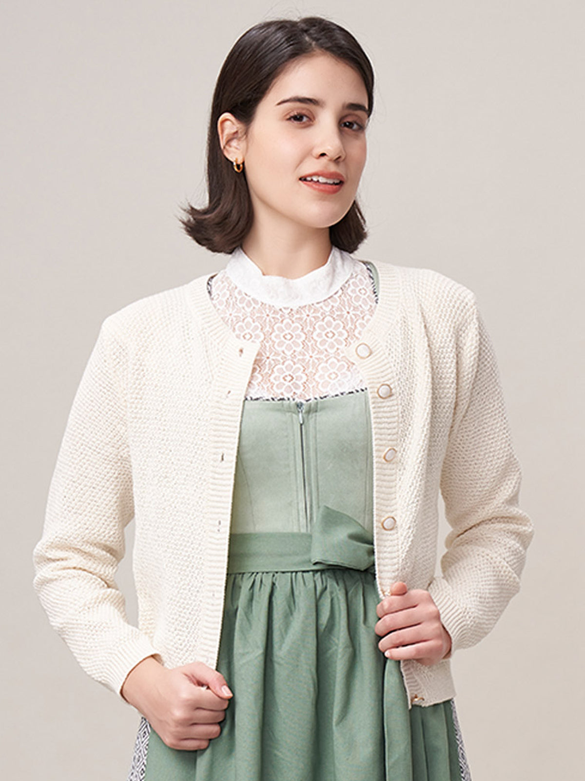 Klassisch: Trachtenstrick Strickjacke Amalia – Weiß