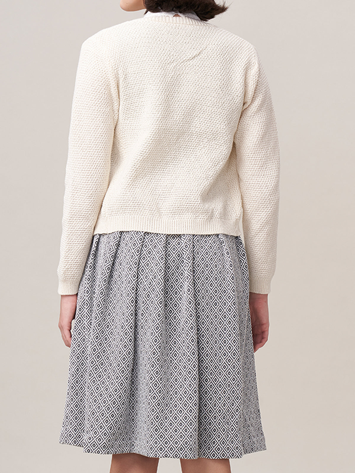 Klassisch: Trachtenstrick Strickjacke Amalia – Weiß
