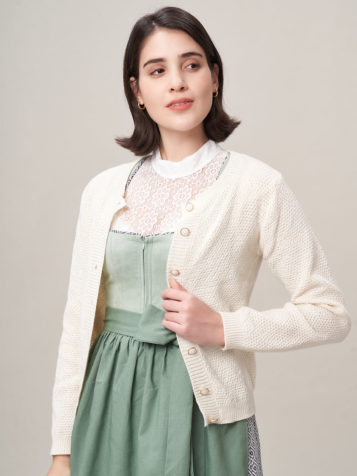 Klassisch: Trachtenstrick Strickjacke Amalia – Weiß