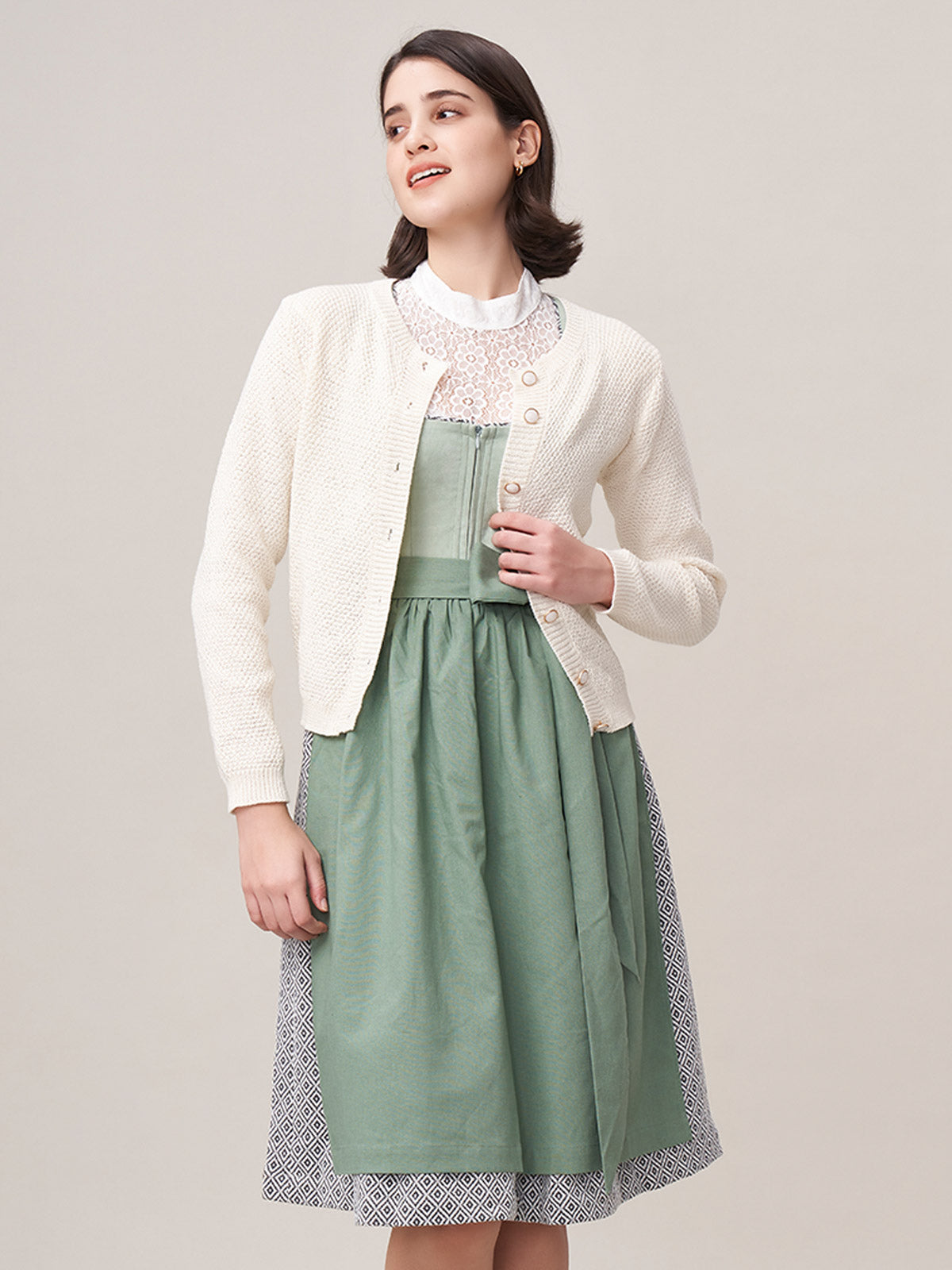 Klassisch: Trachtenstrick Strickjacke Amalia – Weiß