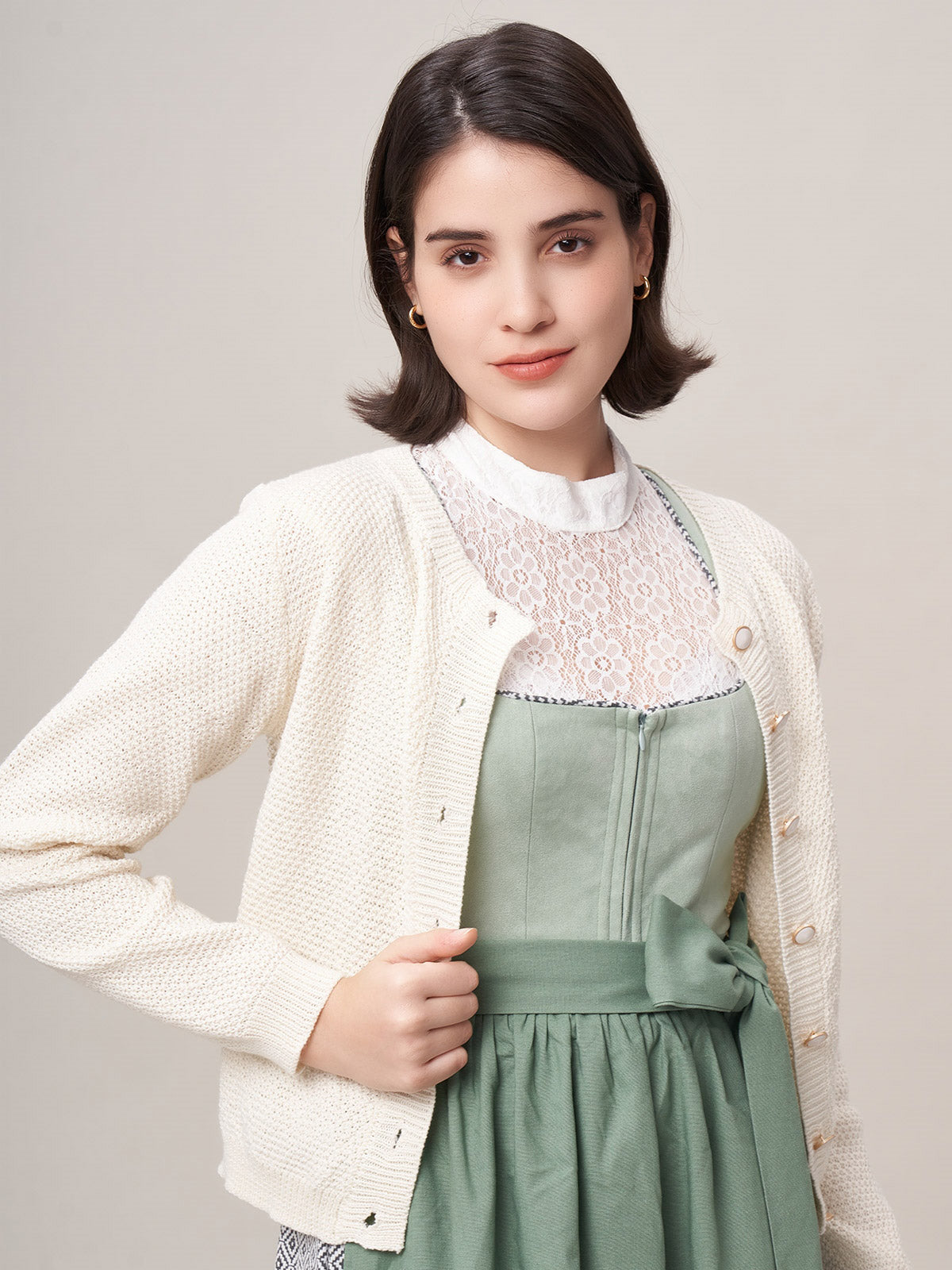 Klassisch: Trachtenstrick Strickjacke Amalia – Weiß