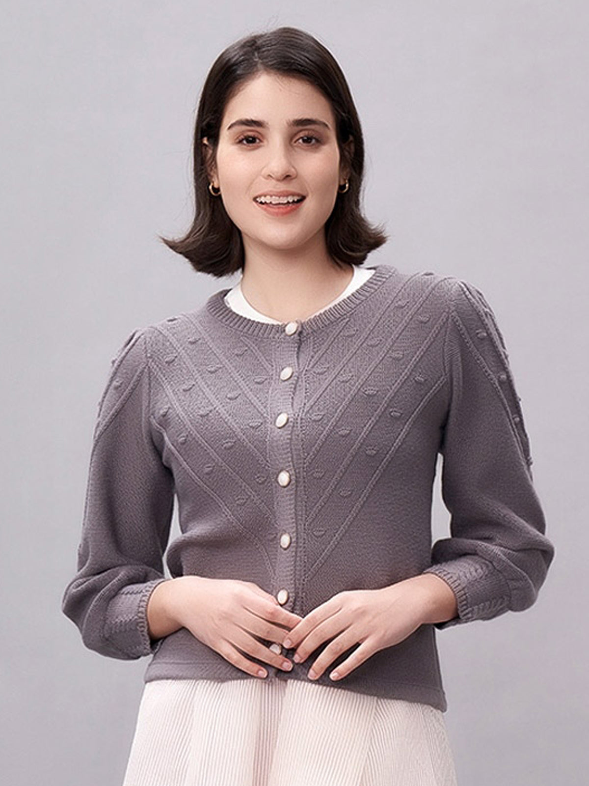Klassisch: Trachtenstrick Strickjacke Renata Grey – Grau