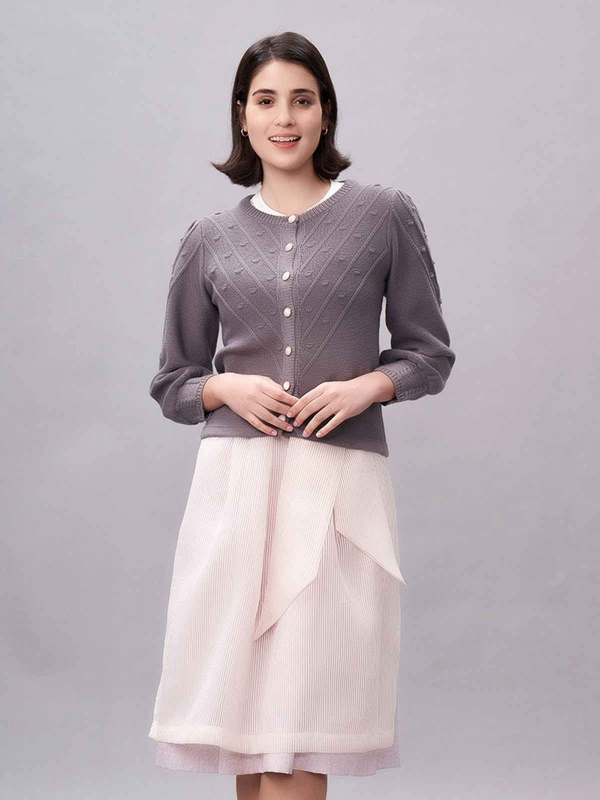 Klassisch: Trachtenstrick Strickjacke Renata Grey – Grau