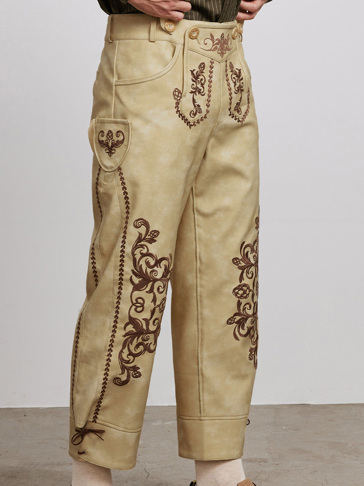 Klassisch: Lederhose Theodor – Gelb, Stickereien