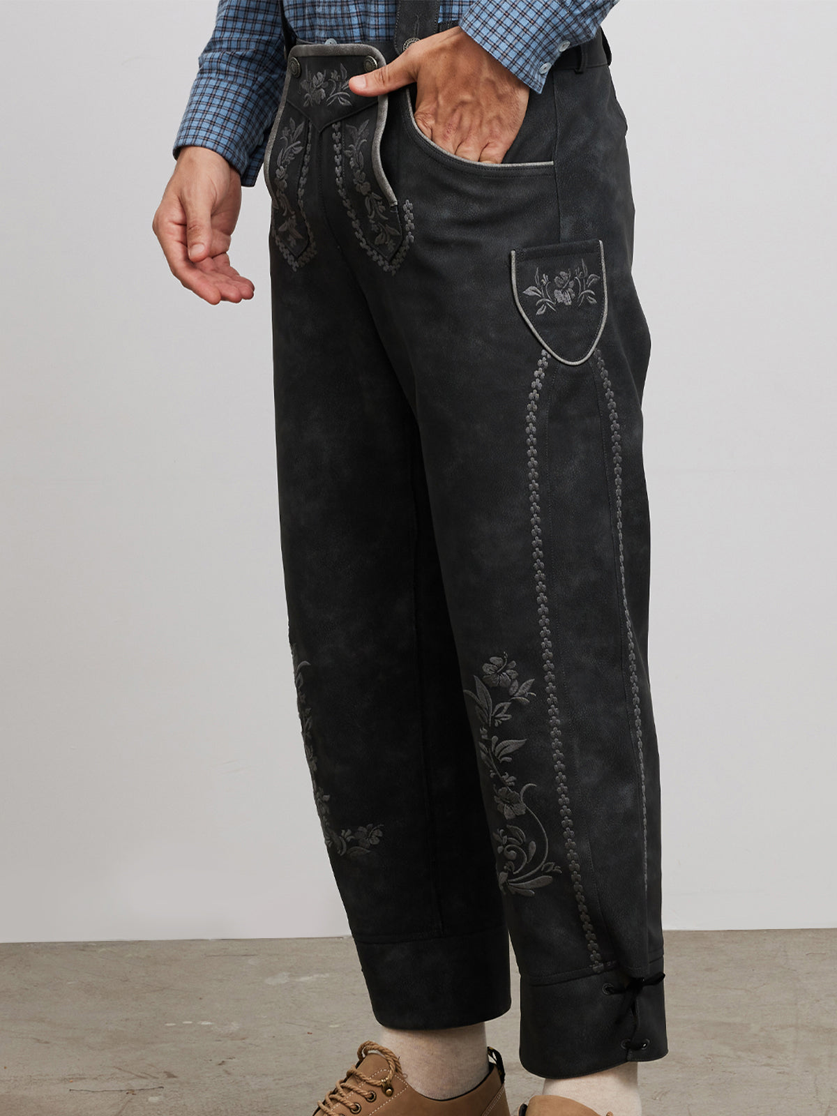 Klassisch: Lederhose Theodor – Grau, Stickereien