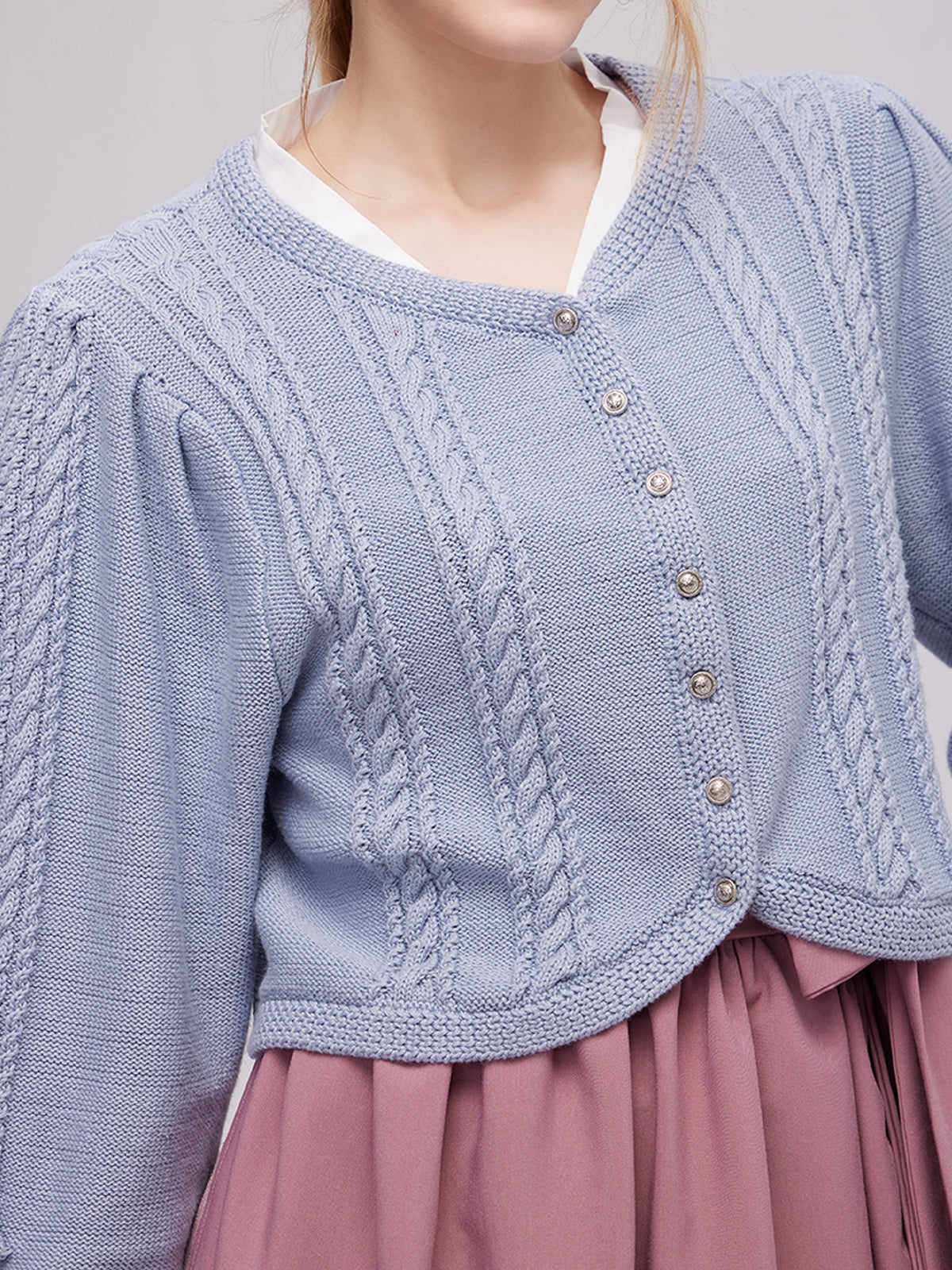 Klassisch: Trachtenstrick Strickjacke Martha – Blau